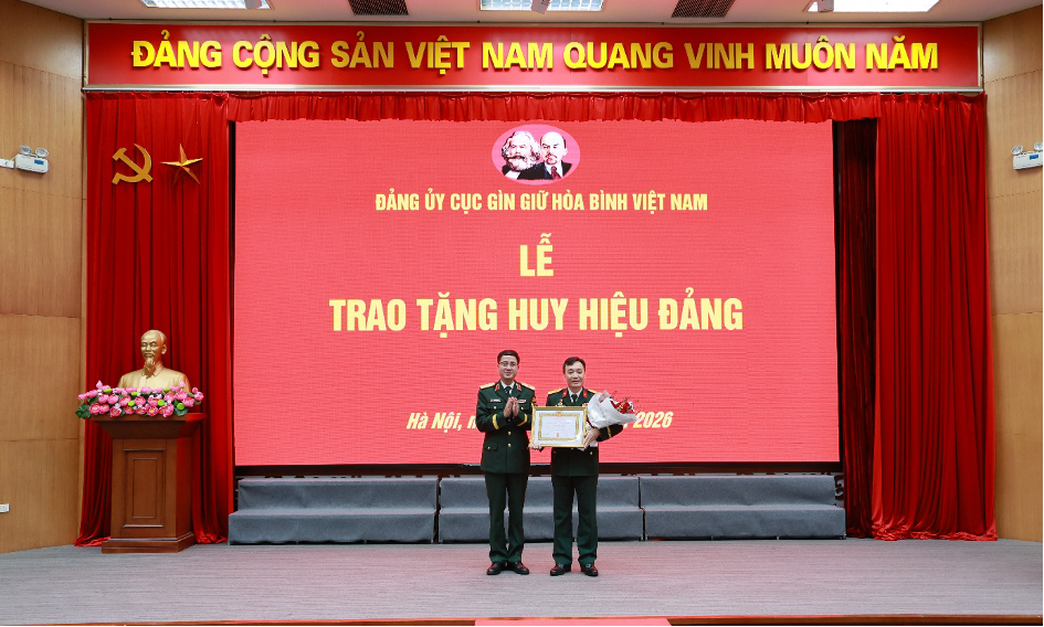 /UploadStore/admin/260826 trao huy hieu dang/b3.png